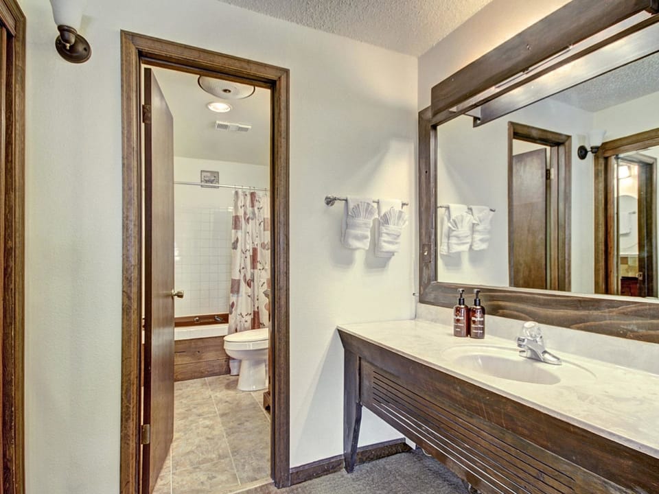 Pet-Friendly Ski in Ski out Condo 30 Second Walk to Lift  - SF204 Apartment in Copper Mountain