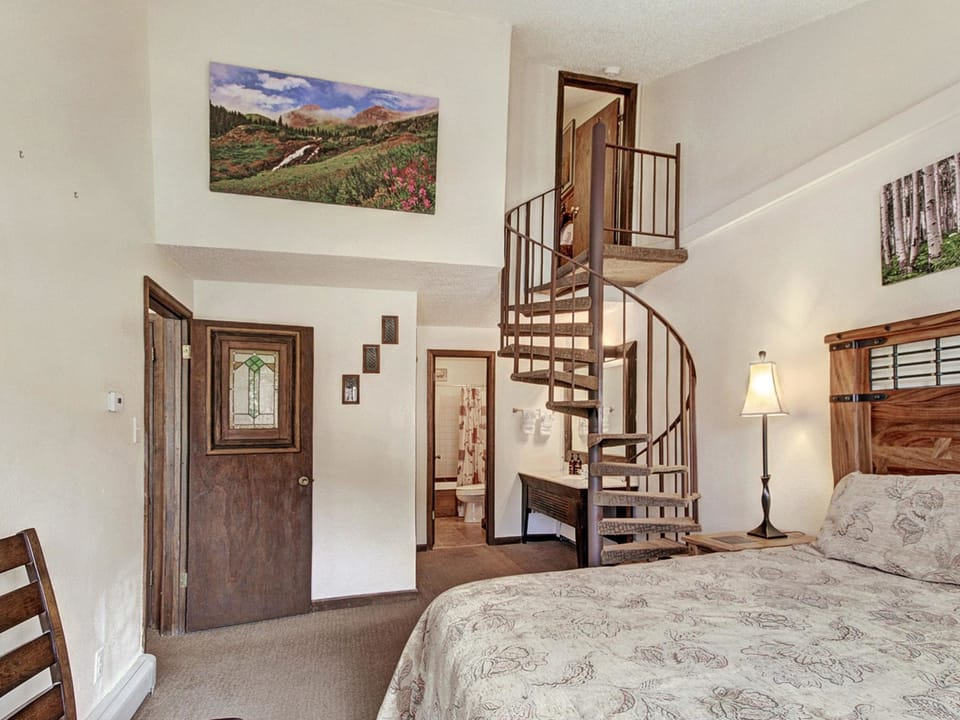 Pet-Friendly Ski in Ski out Condo 30 Second Walk to Lift  - SF204 Apartment in Copper Mountain