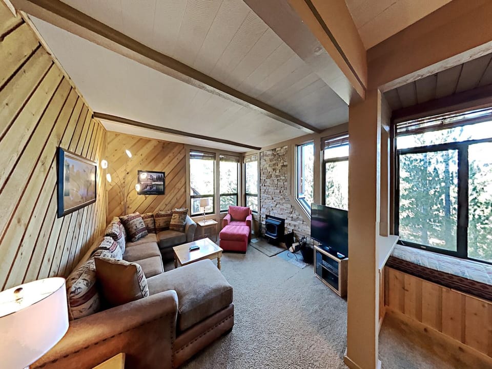 Cozy Fireplace with Free Firewood (Seasonal)