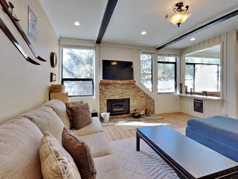 Cozy Home Just Steps to Mammoth Mountain