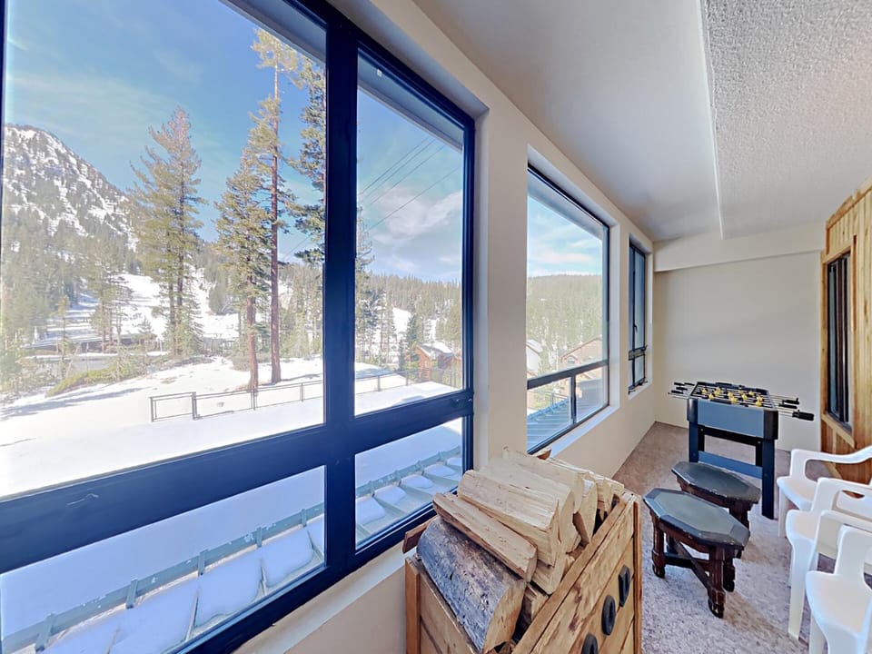Sunroom with Direct View of Mammoth Mountain and Foosball Table