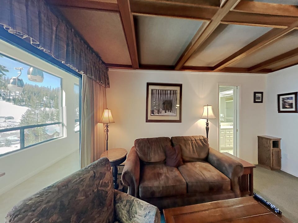 2 Bedroom/2 Bath Condo Slopeside to Mammoth Mountain