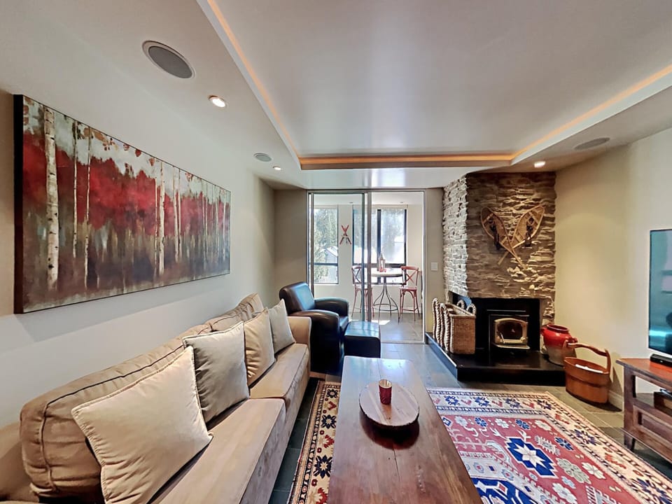 Gorgeous Deluxe 1849 Condo Just Steps to the Mountain