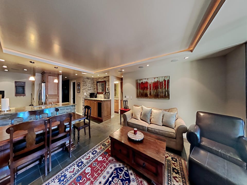 Gorgeous Deluxe 1849 Condo Just Steps to the Mountain