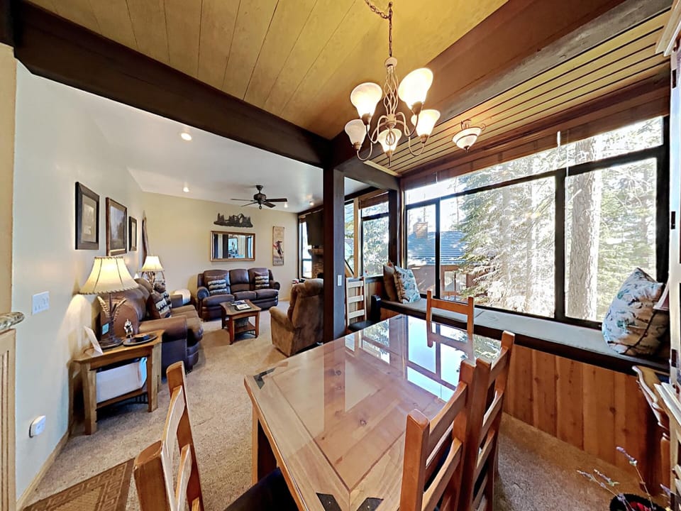 Spacious Layout in Deluxe Home Just Steps to Mammoth