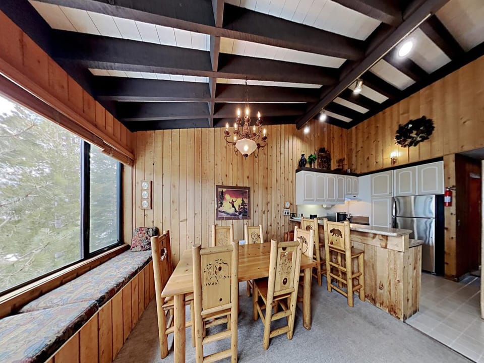 Bright Window Seat, Dining Room and Kitchen