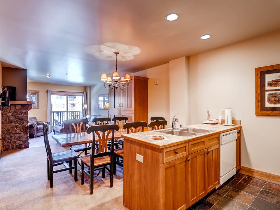Large 2Br Condo @ Red Hawk 2272~Walk to slopes Apartment in Keystone