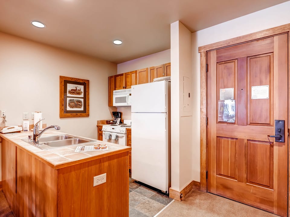 Large 2Br Condo @ Red Hawk 2272~Walk to slopes Apartment in Keystone