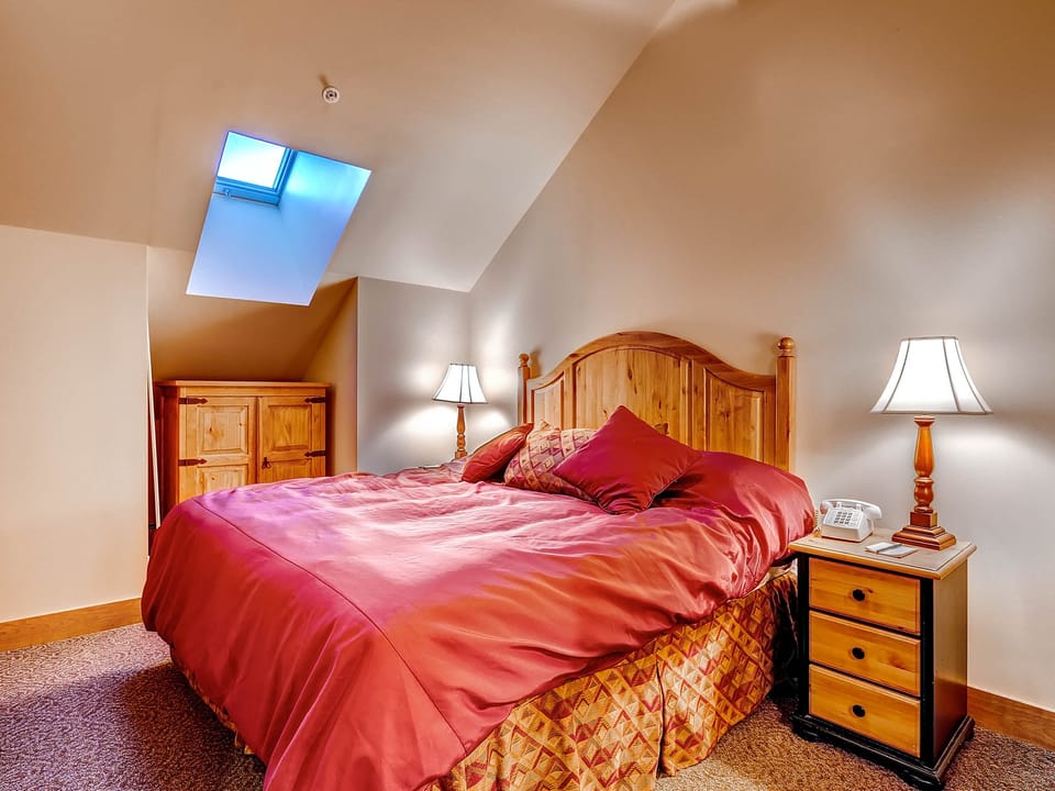 1Br Condo @ Red Hawk 2291~Walk to Gondola~Kids Ski Free! Apartment in Keystone