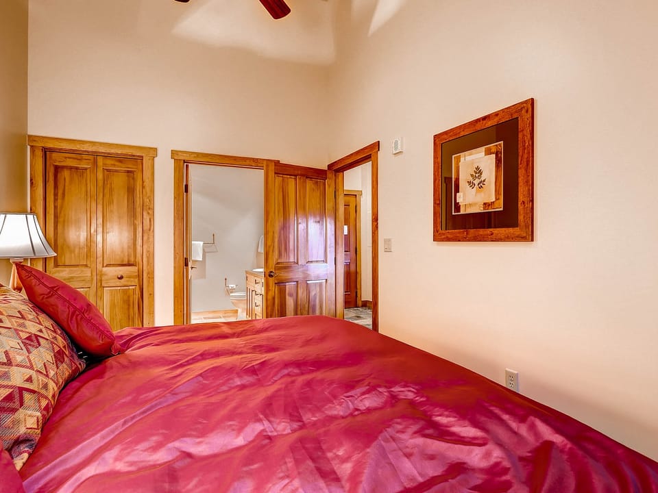 1Br Condo @ Red Hawk 2291~Walk to Gondola~Kids Ski Free! Apartment in Keystone