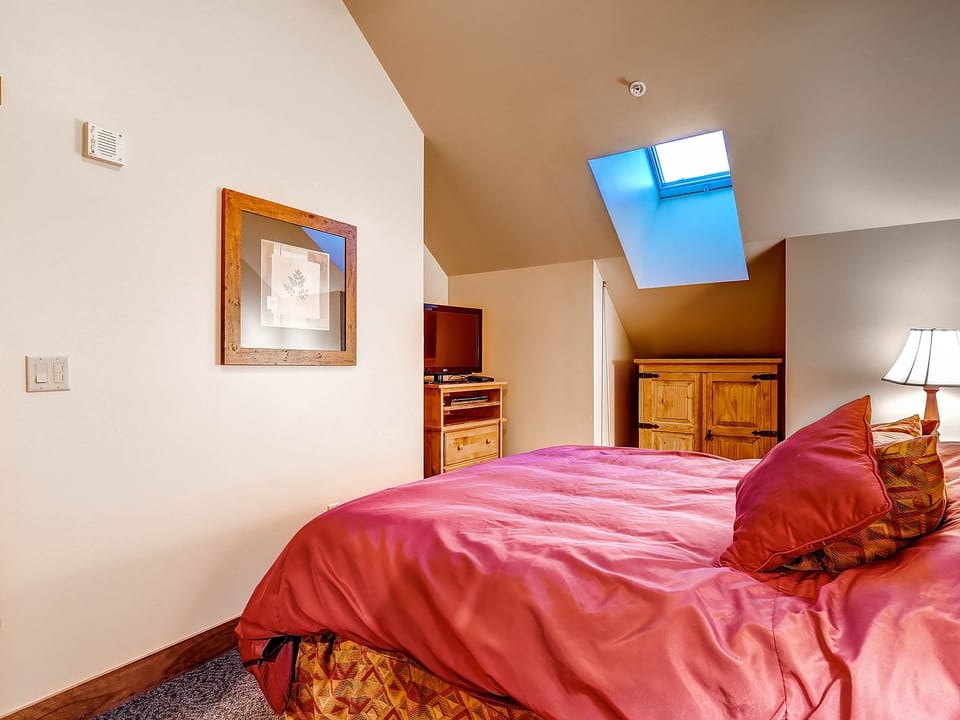 1Br Condo @ Red Hawk 2291~Walk to Gondola~Kids Ski Free! Apartment in Keystone