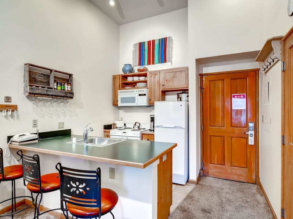 Premier 1Br Black Bear 8078 ~Walk to Slopes Apartment in Keystone