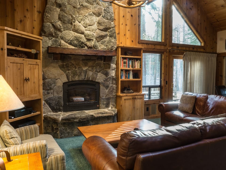 Summer in the Sierras- 3Br,3Ba, 1940 Sqft, Sleeps 10 House in Northstar Drive