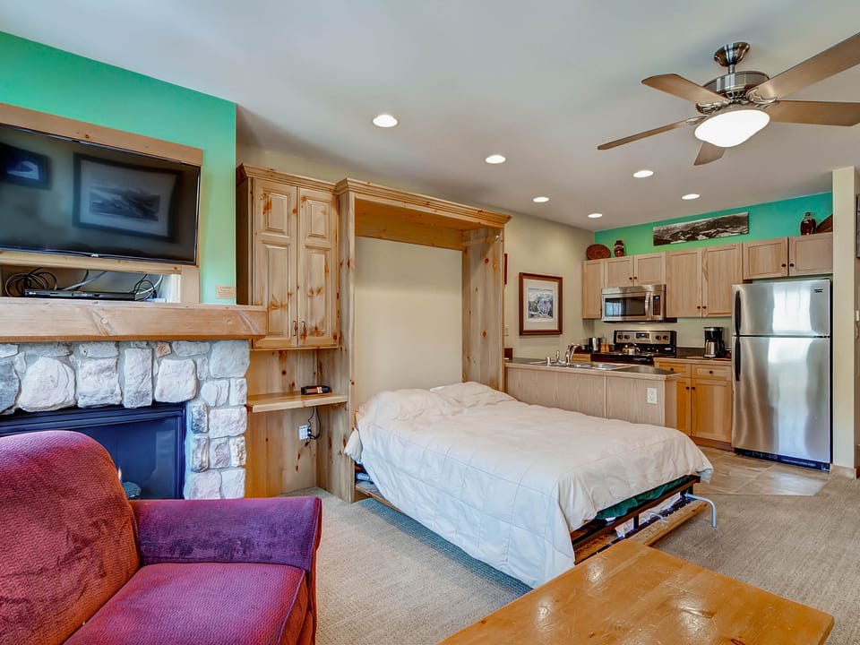 Sleeps 4~Walk to the Slopes~No cleaning Fees Apartment in Keystone