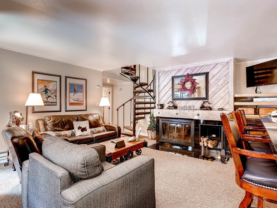 Spacious, Upgraded 2 Bdr w/ Fireplace & Hot Tub Access Apartment in Keystone