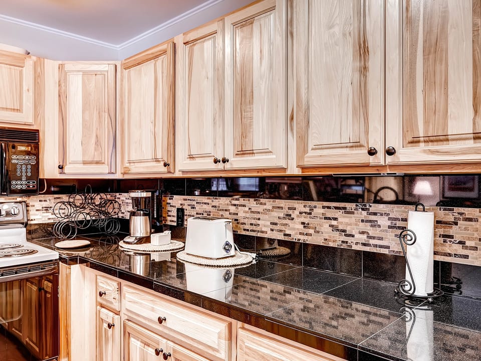 Spacious, Upgraded 2 Bdr w/ Fireplace & Hot Tub Access Apartment in Keystone