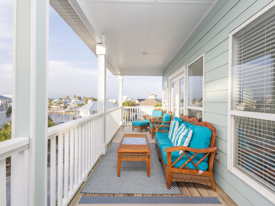 The spacious balcony offers plenty of seating for you to relax and enjoy the coastal breezes and beautiful scenery.