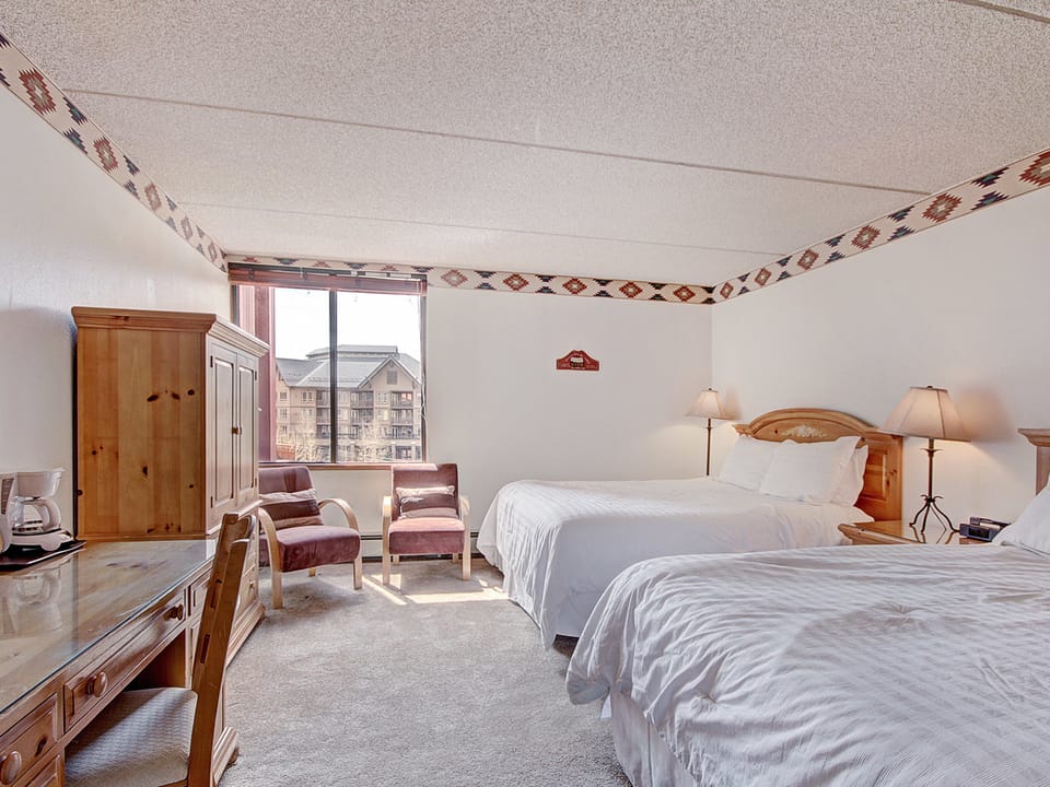 2 queen beds, large bright window