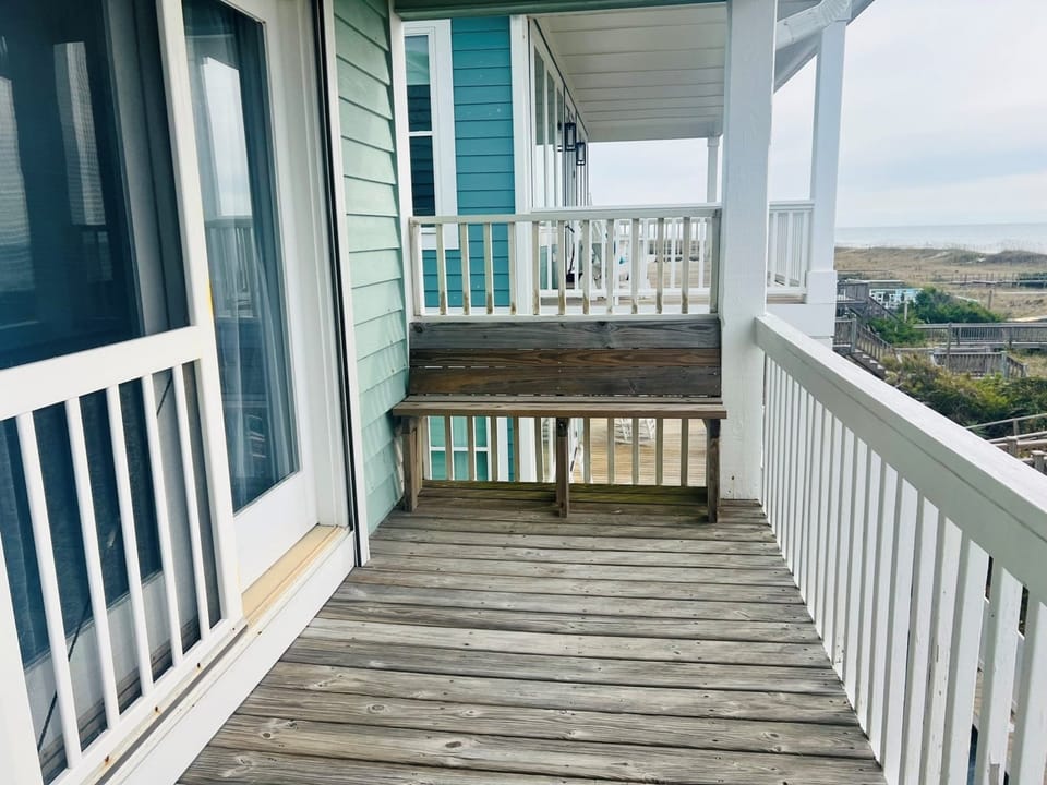 Upper Level Oceanside Deck