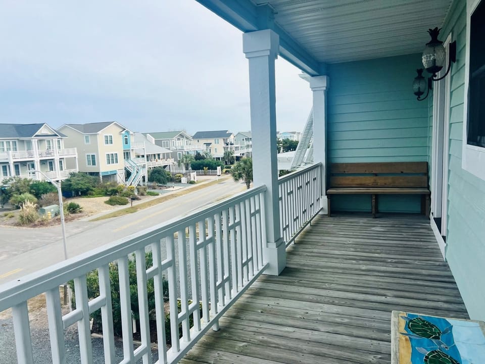 Upper Level Streetside Deck