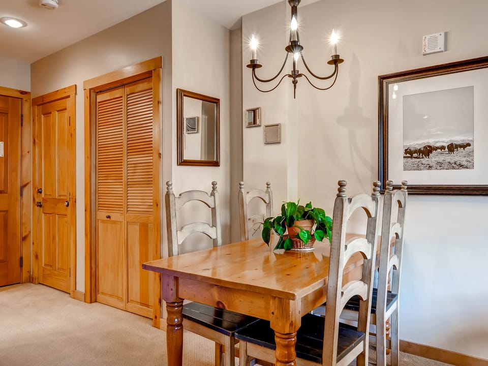 Walk To The Slopes! Full kitchen Sleeps 4 Apartment in Keystone