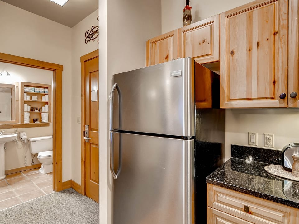 Studio Condo next to slopes! Sleeps 4. Kids ski free! Apartment in Keystone