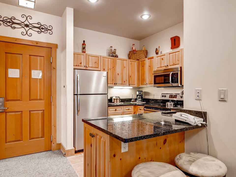 Studio Condo next to slopes! Sleeps 4. Kids ski free! Apartment in Keystone
