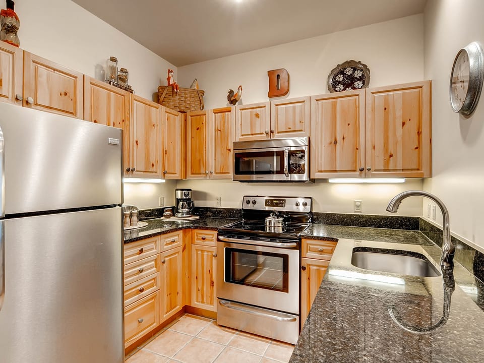 Studio Condo next to slopes! Sleeps 4. Kids ski free! Apartment in Keystone