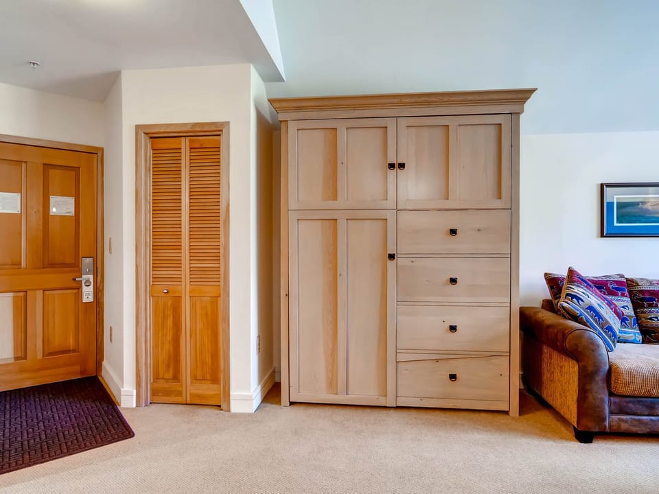 Studio condo w/full kitchen Walk to the slopes Kids Ski Free Apartment in Keystone