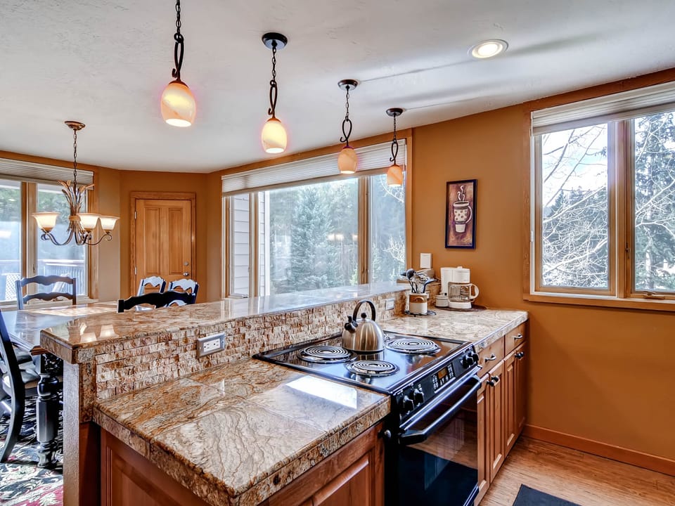 3Bdr condo-master fireplace, upgraded kitchen Apartment in Keystone