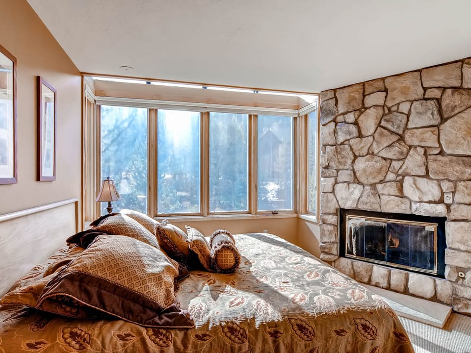 3Bdr condo-master fireplace, upgraded kitchen Apartment in Keystone