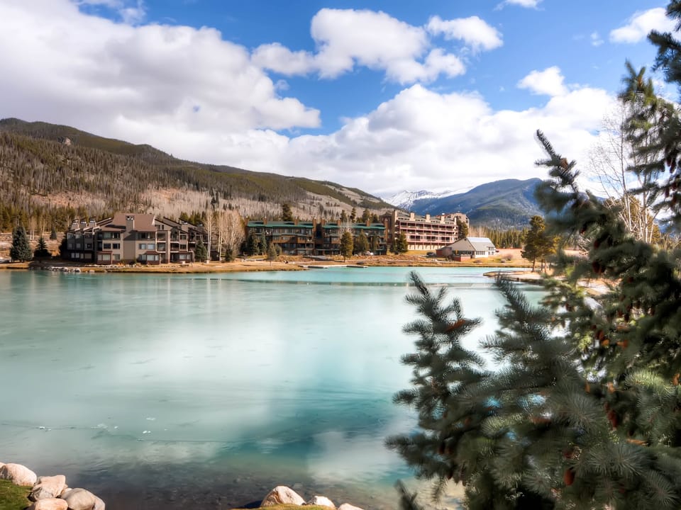 3Bdr condo-master fireplace, upgraded kitchen Apartment in Keystone