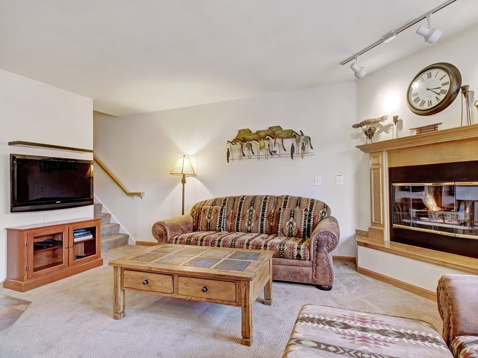 Bright 2Br Plus Den 3Ba - Steps to Vibrant Main Street, Ski-to-Town Apartment in Breckenridge