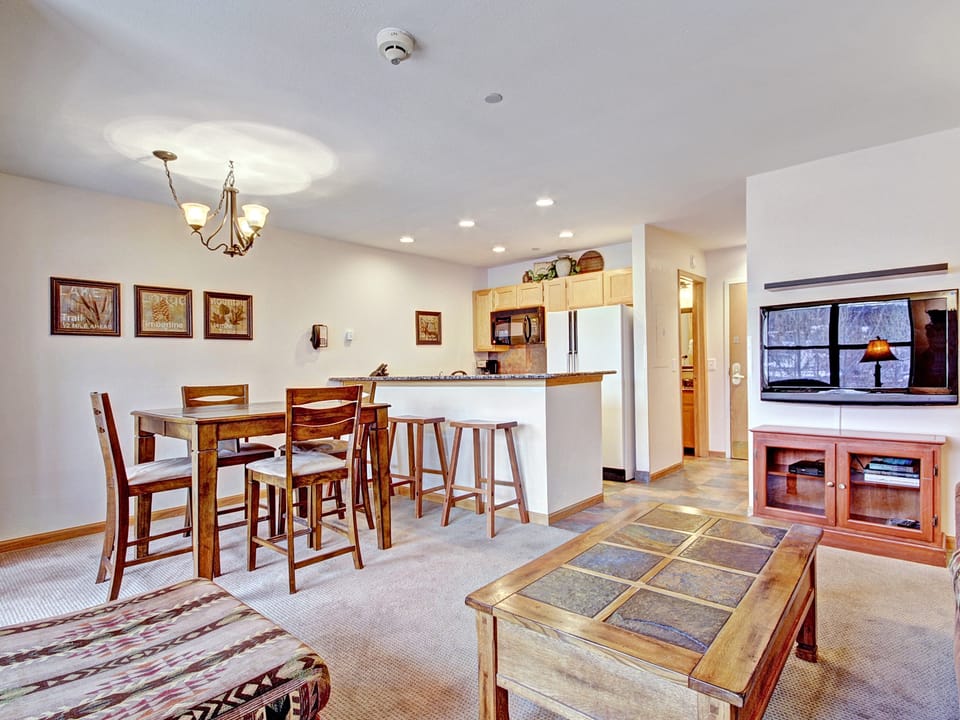 Bright 2Br Plus Den 3Ba - Steps to Vibrant Main Street, Ski-to-Town Apartment in Breckenridge
