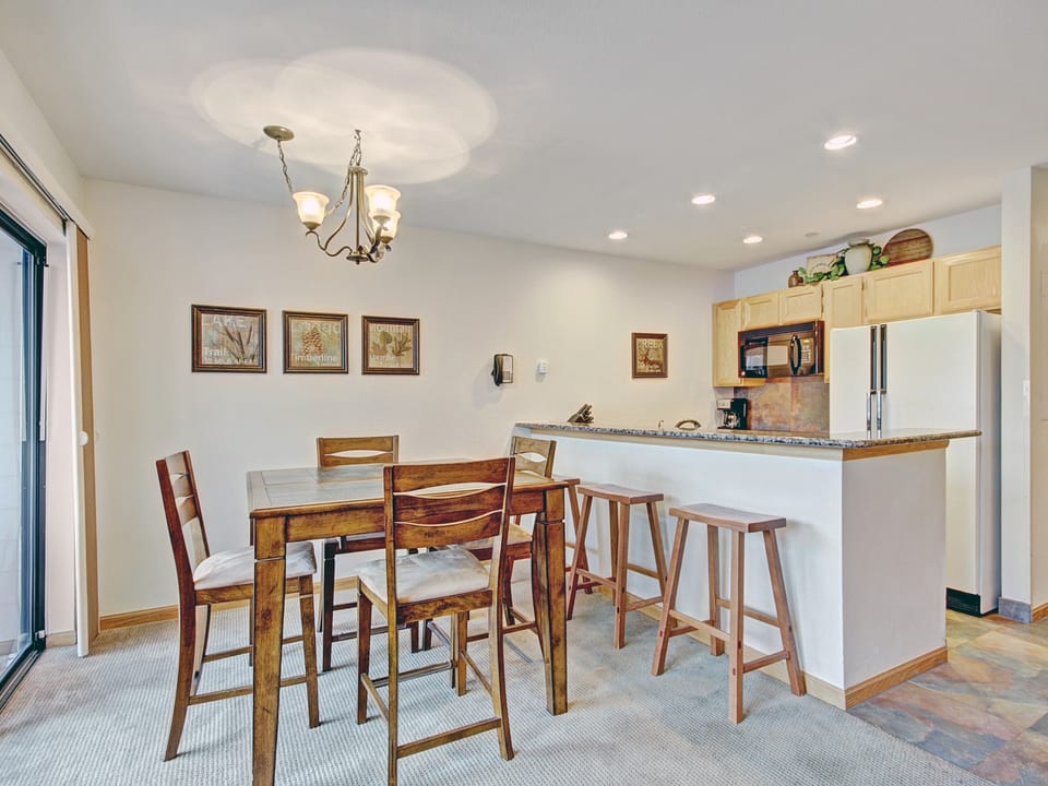 Bright 2Br Plus Den 3Ba - Steps to Vibrant Main Street, Ski-to-Town Apartment in Breckenridge