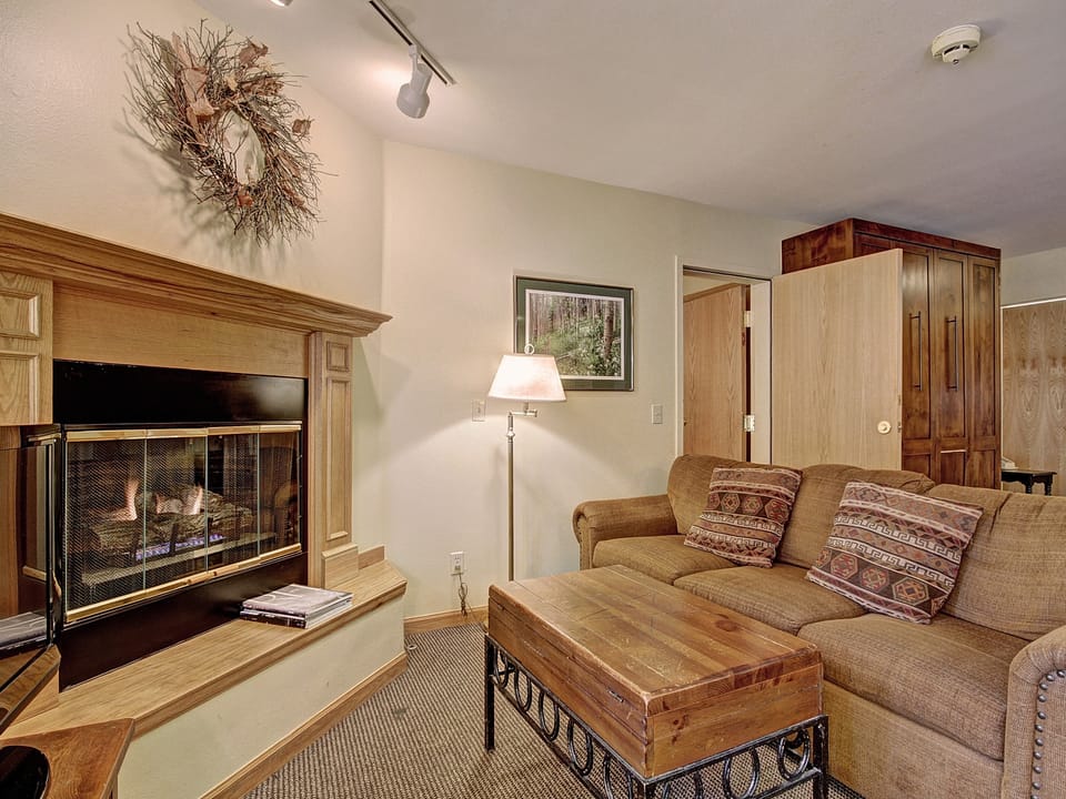 Quaint Studio in Heart of Breck Steps to Snowy Fun Apartment in Breckenridge