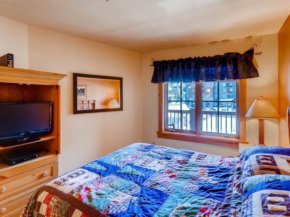 Village Condo, Walk to Slopes, heated pool access Apartment in Keystone