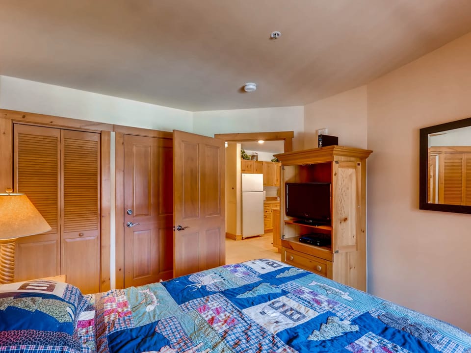 Village Condo, Walk to Slopes, heated pool access Apartment in Keystone