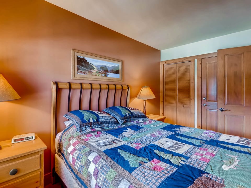 Village Condo, Walk to Slopes, heated pool access Apartment in Keystone