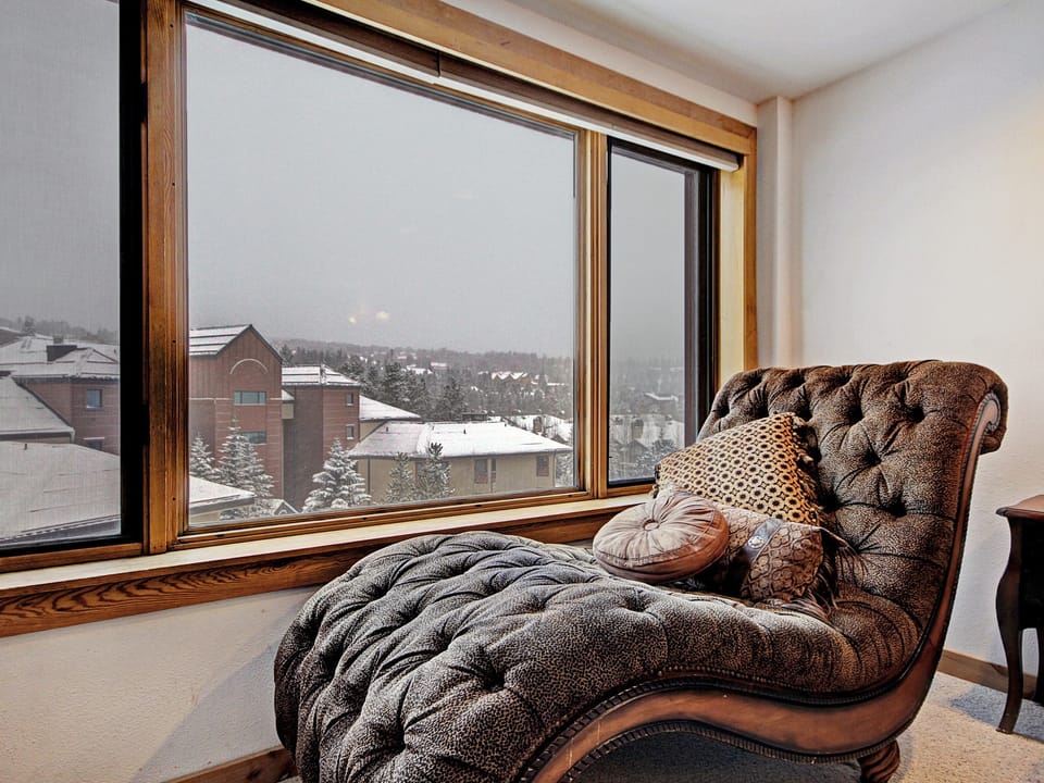 Ski-in/Ski-out Studio w/Snowy Alpine Views - Walk to Main St Apartment in Breckenridge
