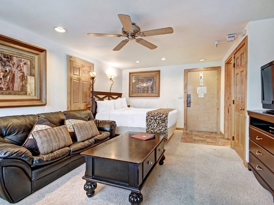 Ski-in/Ski-out Studio w/Snowy Alpine Views - Walk to Main St Apartment in Breckenridge