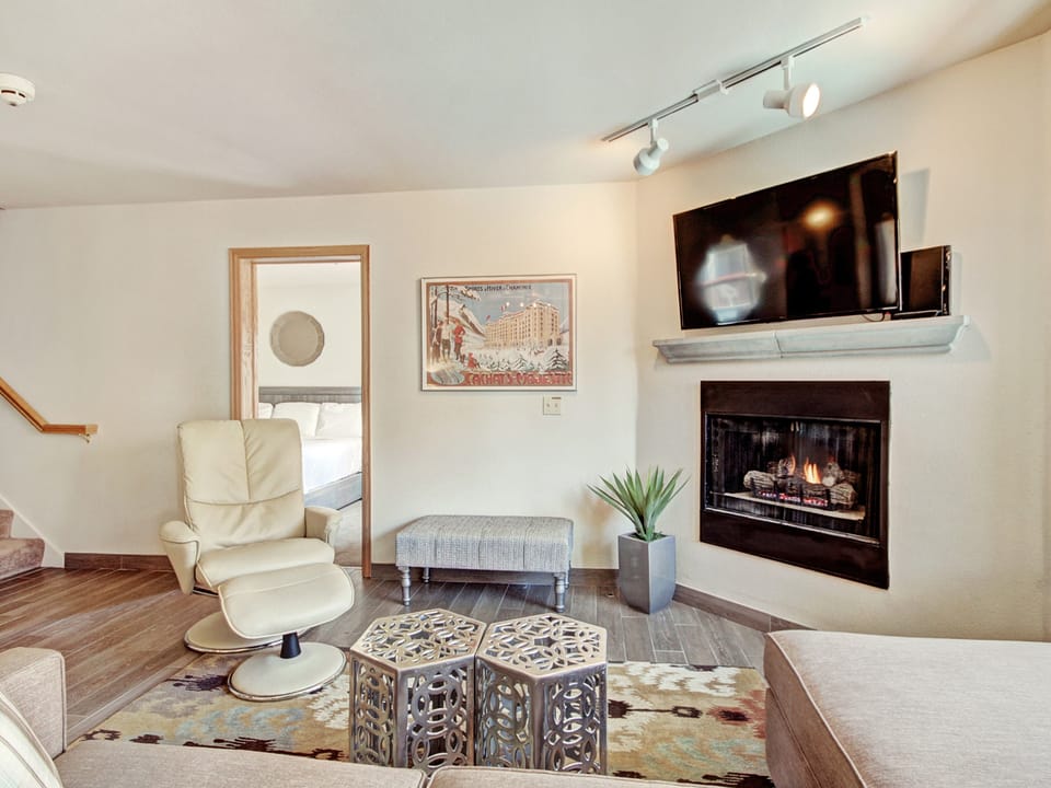 Luminous 2Br 2Ba - Steps to Snowy Fun & Main St Apartment in Breckenridge