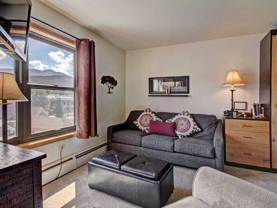 Bright Scenic Studio Walk to Ski and Apres-Ski - Sleeps 4 Apartment in Breckenridge