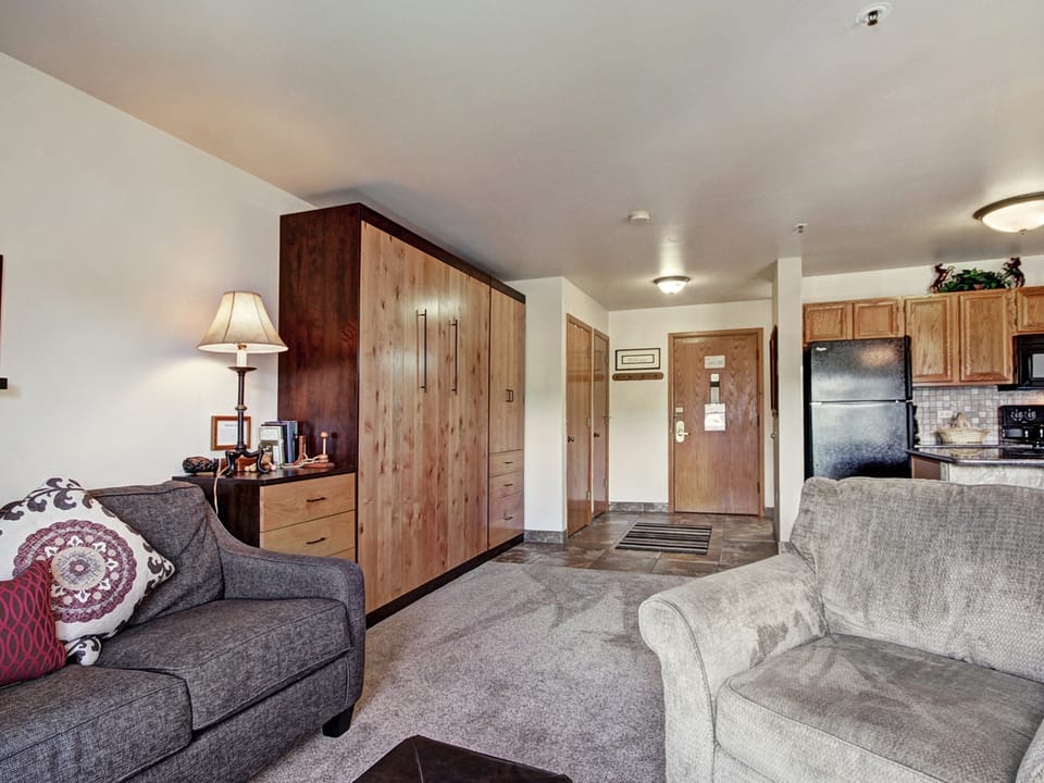 Bright Scenic Studio Walk to Ski and Apres-Ski - Sleeps 4 Apartment in Breckenridge