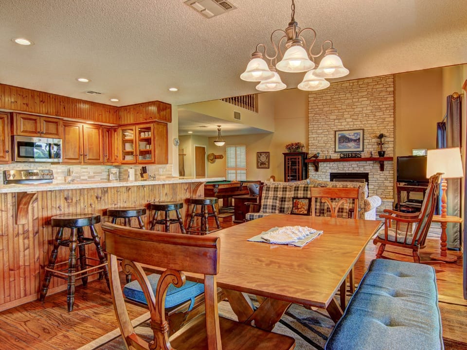 CL 1055 Blue Diamond Retreat House in Canyon Lake