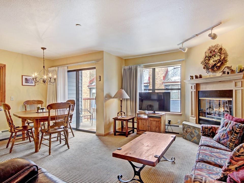 Charming 2Br Steps to Snow-capped Adventures and Main St Apartment in Breckenridge