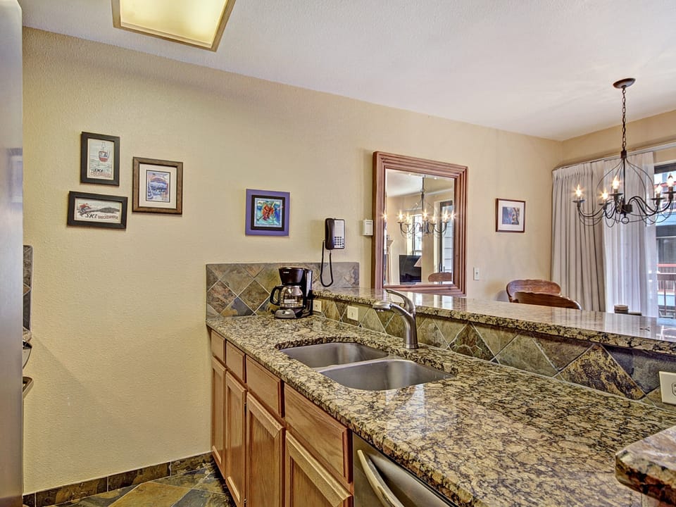 Charming 2Br Steps to Snow-capped Adventures and Main St Apartment in Breckenridge