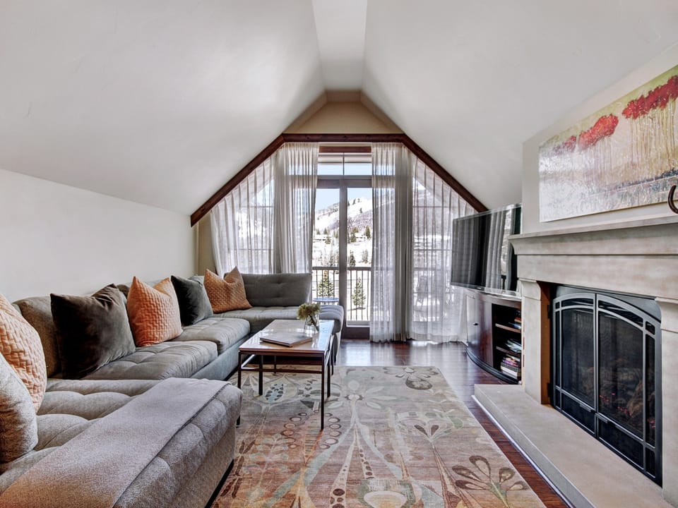 Vail Village Private 4 BR Residence w Full Kitchen Save 20% on 7+ Nights! Apartment in Vail