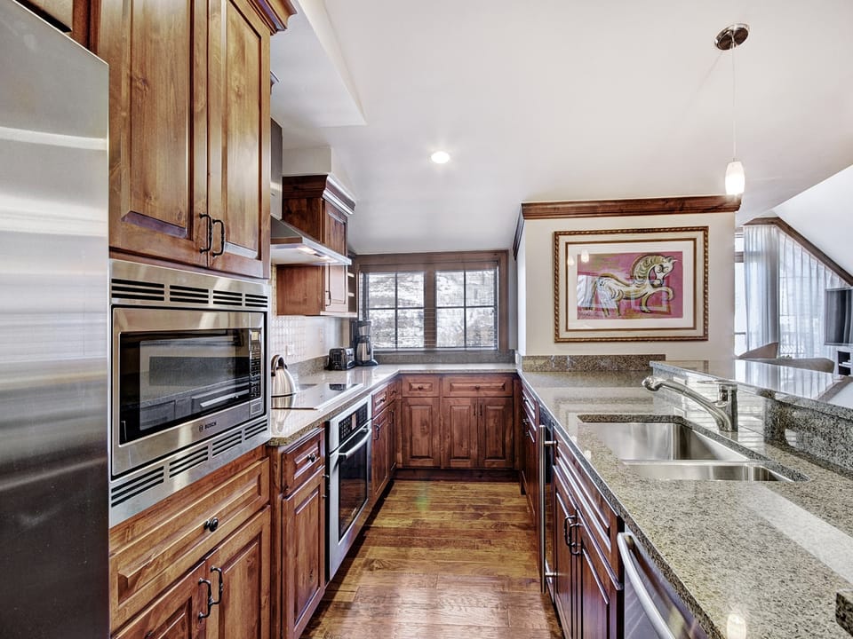 Vail Village Private 4 BR Residence w Full Kitchen Save 20% on 7+ Nights! Apartment in Vail