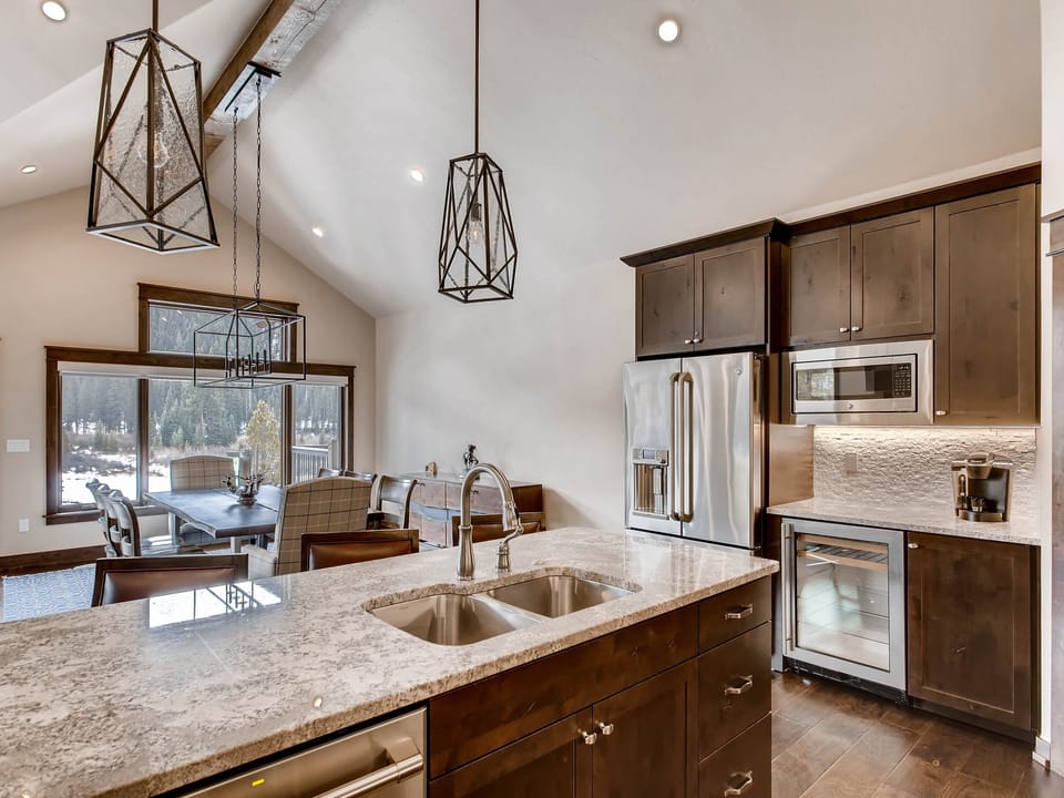 New 3Bdr Luxury Home-fireplace,on-site parking,Kids Ski Free Townhouse in Keystone